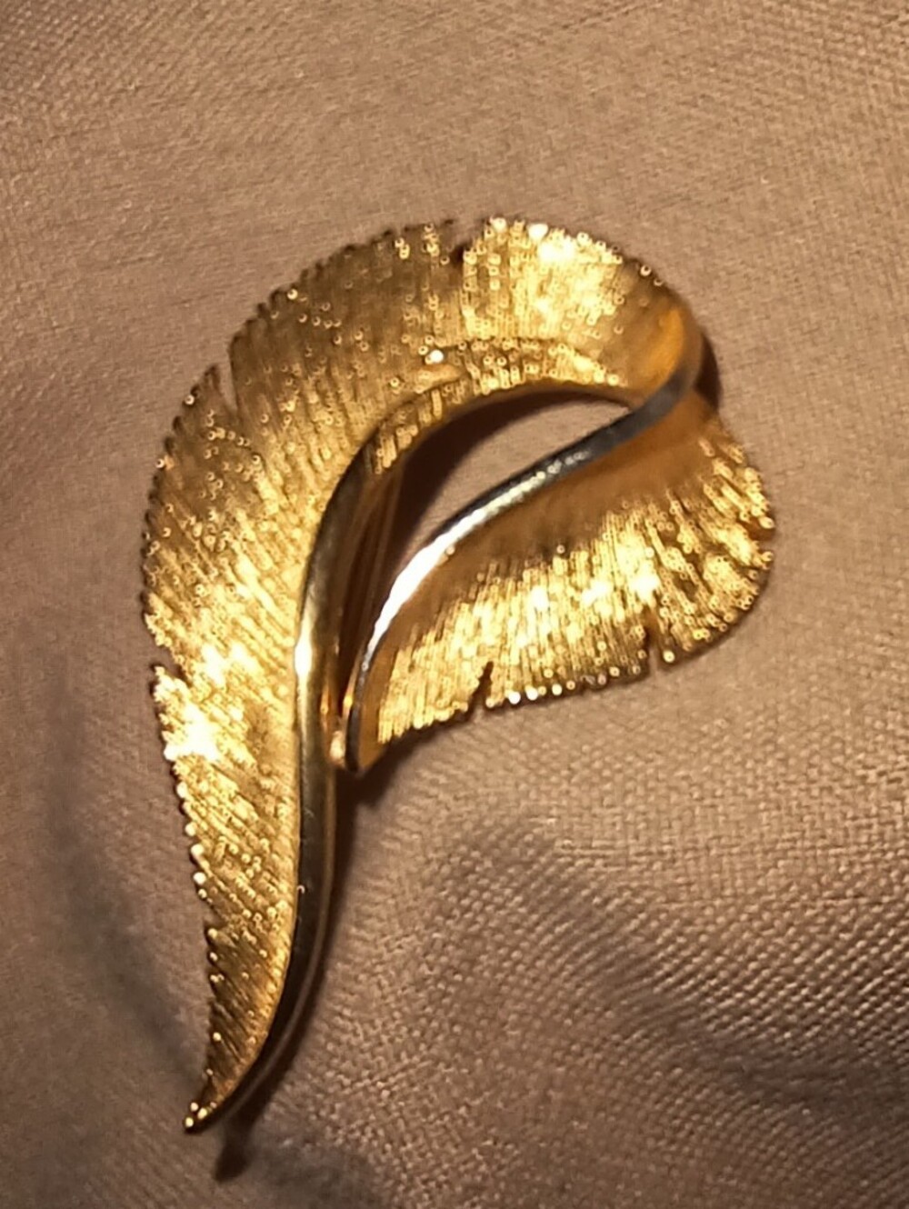 Sarah Coventry Brite Leaf Brooch